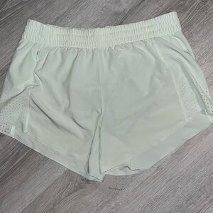 Athleta Hustle 4.5” Running Shorts Calypso Mint Medium. Smoke free home